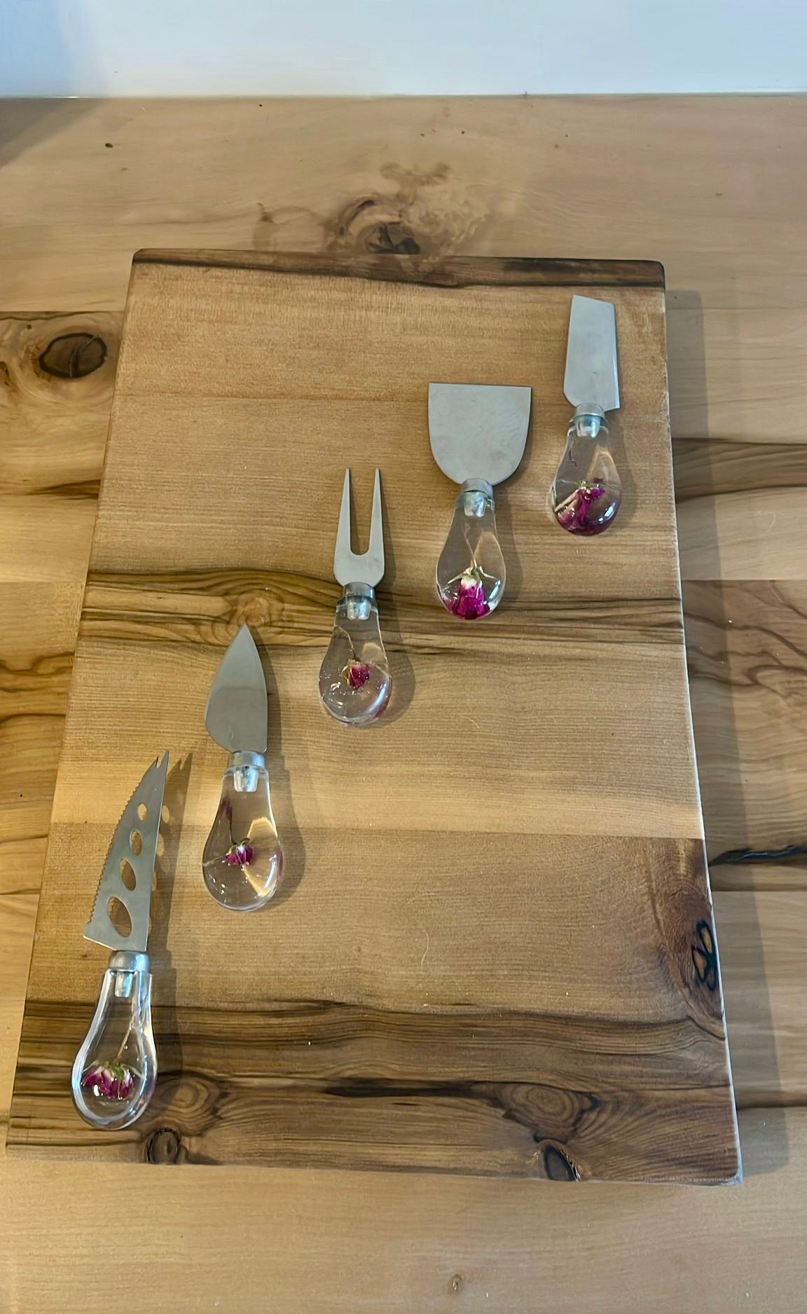 Rose Handle Knife Set & Wood Chopping Board